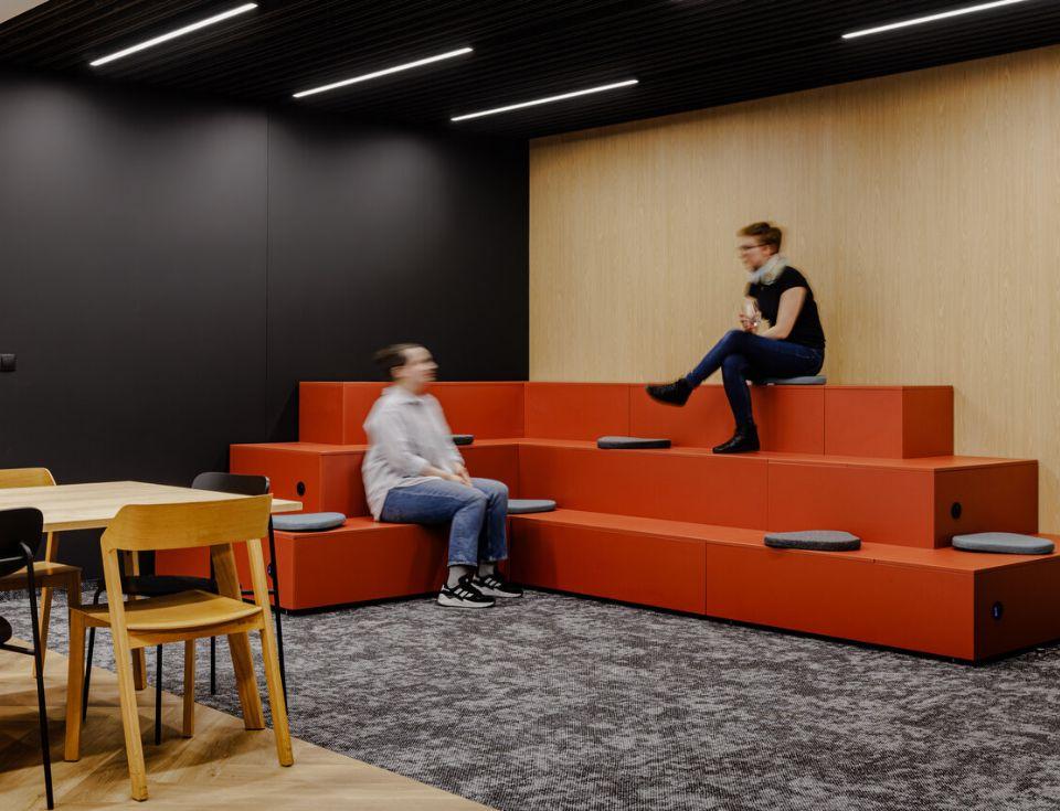 strefa-spotkan-biuro-warszawa-podium-zespol-kolorowy-design.jpg Office of an international food company